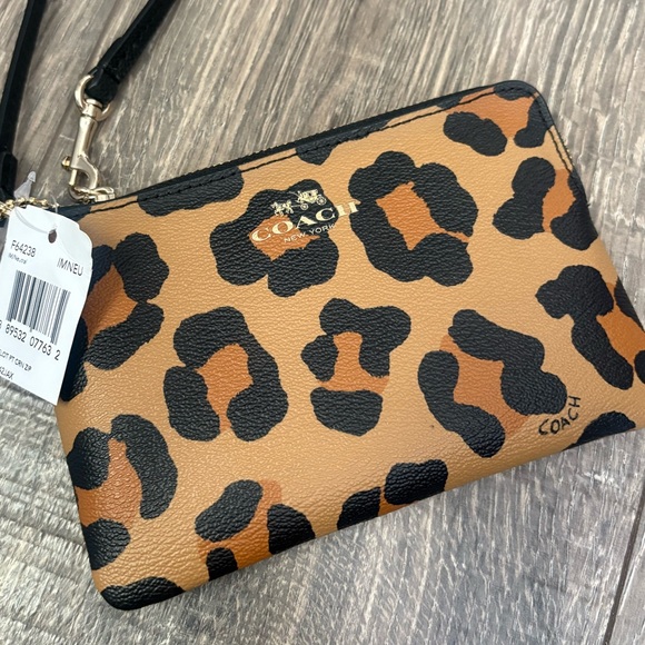 Coach wristlet / wallet in Cheetah print NWT from pet and smoke free home - Picture 3 of 15
